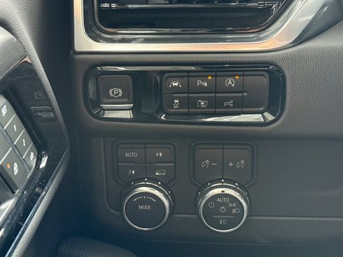 Used 2025 GMC Yukon XL Denali AWD/4WD image 42
