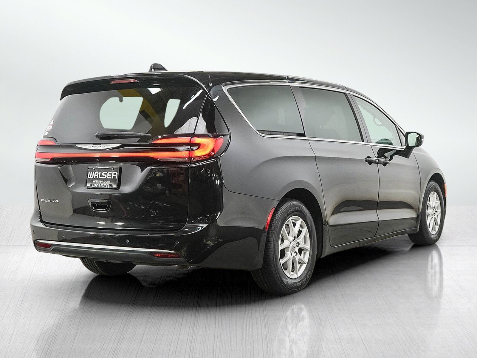 Used 2023 Chrysler Pacifica Touring-L FWD image 7