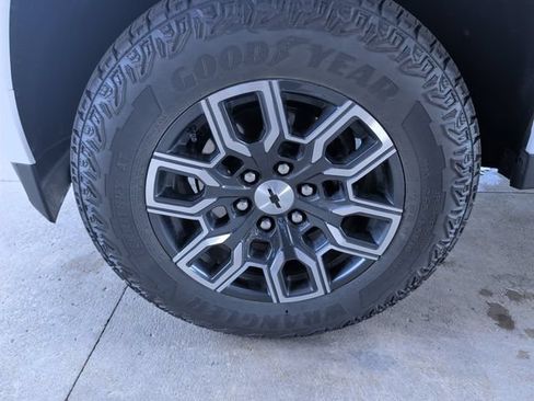 Used 2026 Chevrolet Colorado Z71 w/ Technology Package AWD/4WD image 24