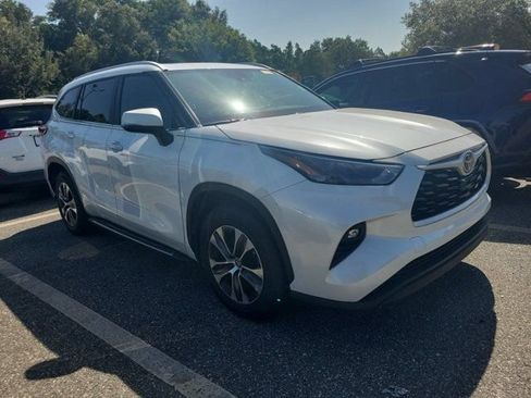 Used 2023 Toyota Highlander XLE FWD image 3