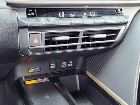 Used 2025 Toyota Camry SE w/ Convenience Package FWD image 17