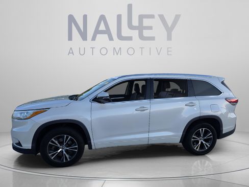 Used 2016 Toyota Highlander XLE image 2