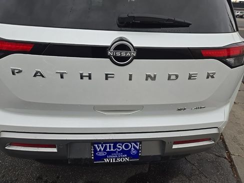 Used 2025 Nissan Pathfinder SL AWD/4WD image 43