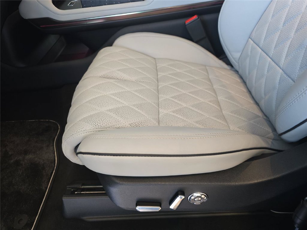 New 2027 Lincoln Navigator Black Label w/ Black Label Special Edition RWD image 17