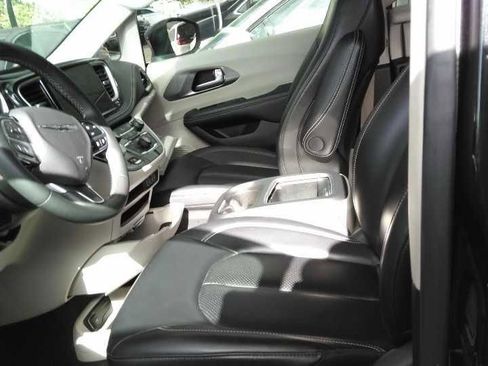 Used 2023 Chrysler Pacifica Touring-L FWD image 6