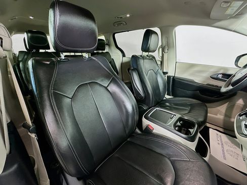 Used 2022 Chrysler Pacifica Touring-L AWD/4WD image 27