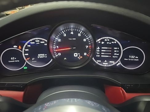 Used 2022 Porsche Cayenne Platinum Edition image 22