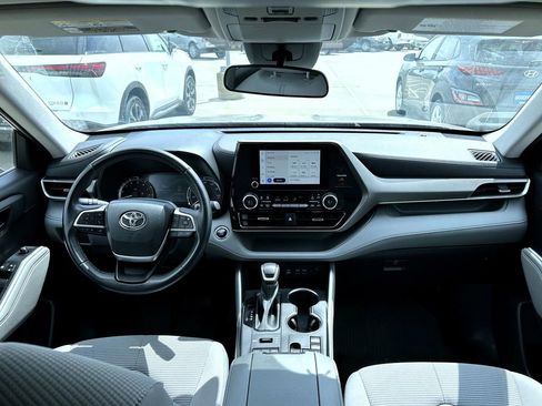 Used 2023 Toyota Highlander LE image 12