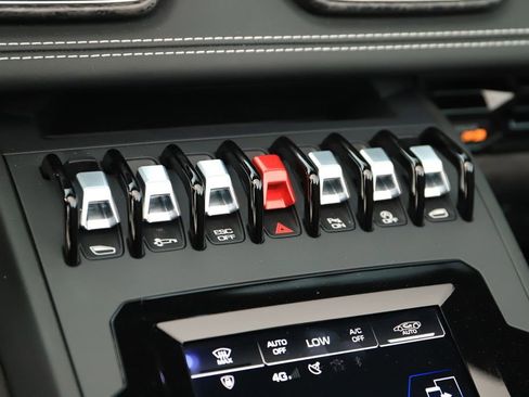 Used 2022 Lamborghini Huracan EVO image 19