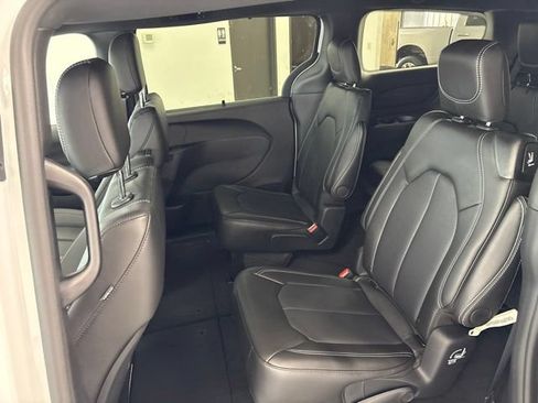 New 2027 Chrysler Pacifica Select AWD/4WD image 17