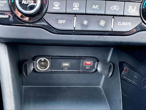 Used 2020 Kia Niro LXS image 16