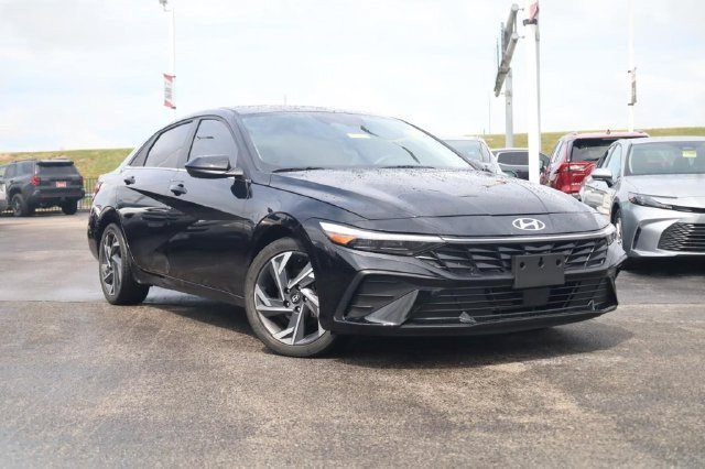 Used 2025 Hyundai Elantra SEL FWD image 1