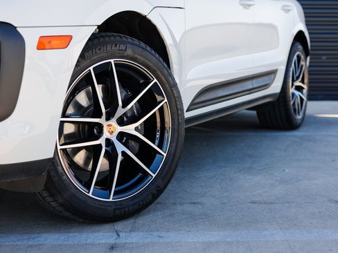 Certified 2025 Porsche Macan image 12