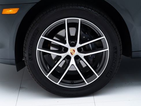 Certified 2025 Porsche Macan image 12