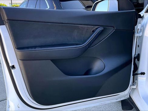 Used 2022 Tesla Model Y Long Range image 21