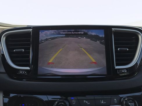 Used 2023 Chrysler Pacifica Touring-L FWD image 24