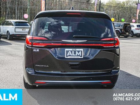 Used 2024 Chrysler Pacifica Touring-L FWD image 10