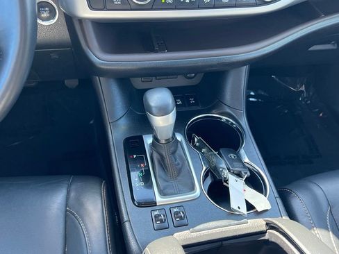 Used 2017 Toyota Highlander XLE AWD/4WD image 20