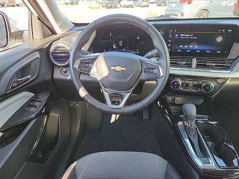 Used 2025 Chevrolet Trax LT w/ LT Convenience Package image 12