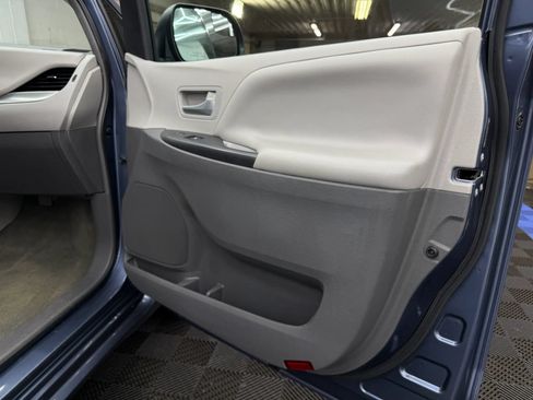 Used 2015 Toyota Sienna LE FWD image 5