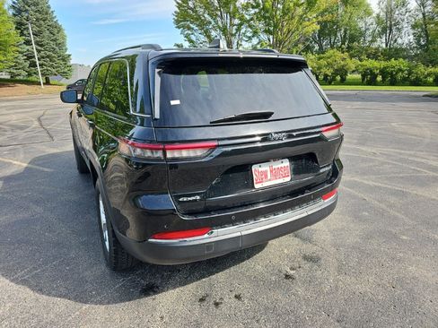 Used 2023 Jeep Grand Cherokee Laredo w/ Luxury Tech Group I AWD/4WD image 3