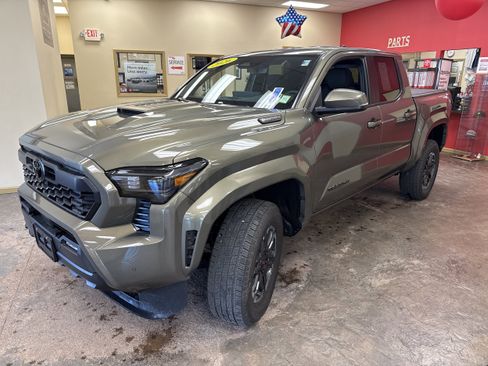 Used 2026 Toyota Tacoma TRD Sport w/ TRD Sport Upgrade Package AWD/4WD image 3