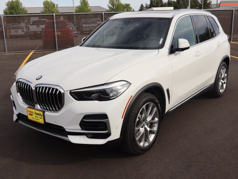 Used 2023 BMW X5 xDrive40i w/ Premium Package AWD/4WD image 3