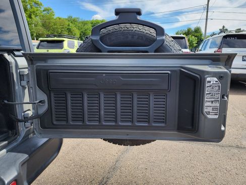 Used 2019 Jeep Wrangler Unlimited Sahara AWD/4WD image 9