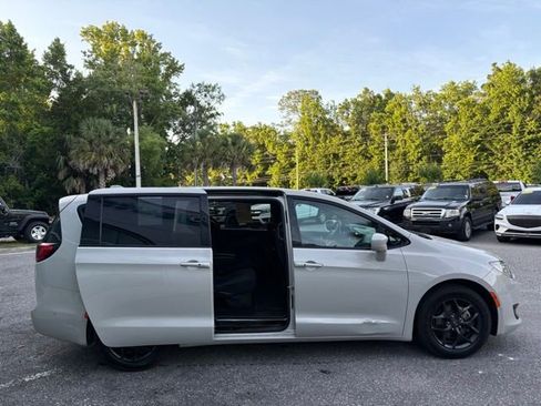 Used 2019 Chrysler Pacifica Touring Plus FWD image 24