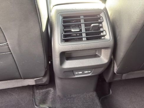 Certified 2025 Volkswagen Tiguan SE image 16