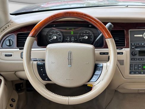 Used 2010 Lincoln Town Car Signature Limited RWD image 27