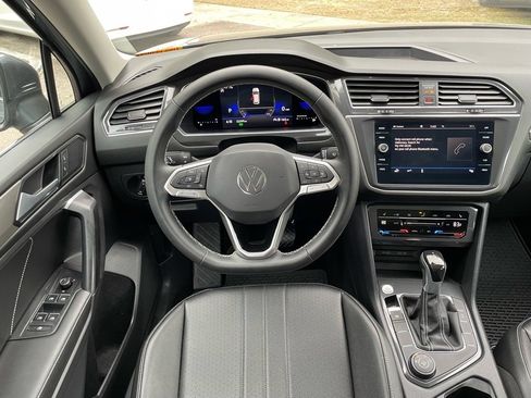 Used 2022 Volkswagen Tiguan SE w/ Panoramic Sunroof Package image 11