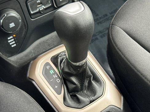 Used 2017 Jeep Renegade Latitude AWD/4WD image 16
