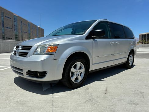 Used 2010 Dodge Grand Caravan Hero w/ Popular Equipment Group FWD image 3