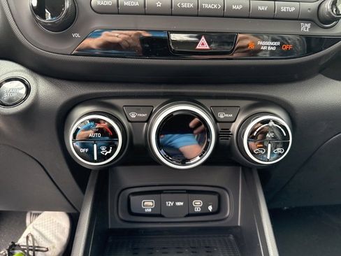 Certified 2025 Hyundai Venue Limited image 32