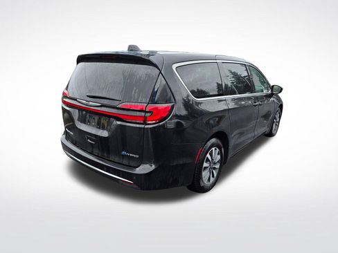 Used 2023 Chrysler Pacifica Touring-L FWD image 5