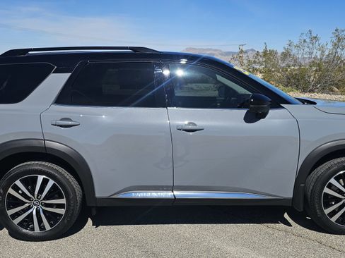 Used 2025 Nissan Pathfinder Platinum image 3