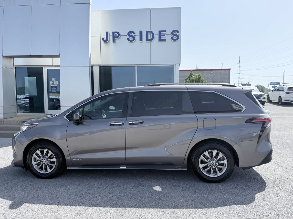 Used 2021 Toyota Sienna XLE w/ XLE Plus Package FWD image 4