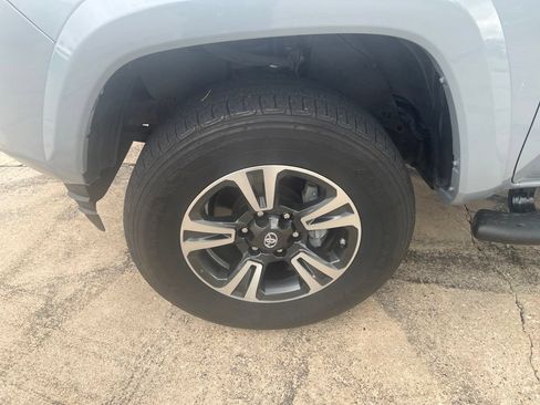 Used 2019 Toyota Tacoma TRD Sport w/ Technology Package RWD image 2