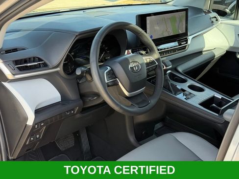 Certified 2026 Toyota Sienna XLE FWD image 8