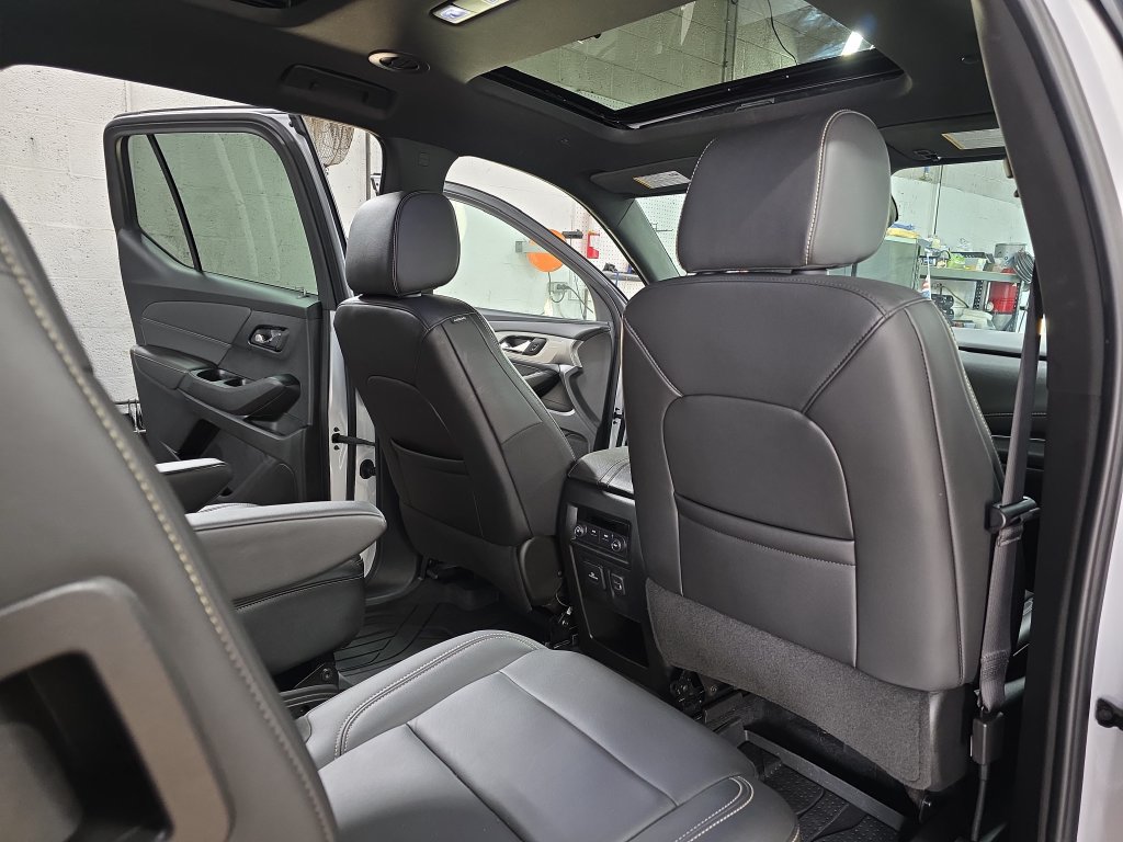 Used 2023 Chevrolet Traverse LT w/ LT Premium Package AWD/4WD image 11