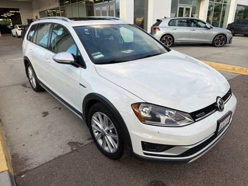 Used 2017 Volkswagen Golf Alltrack image 1