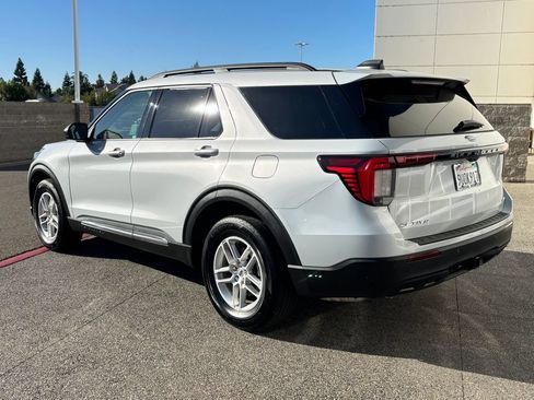 Used 2025 Ford Explorer Active AWD/4WD image 7