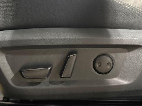 Used 2025 Nissan Rogue SV image 18