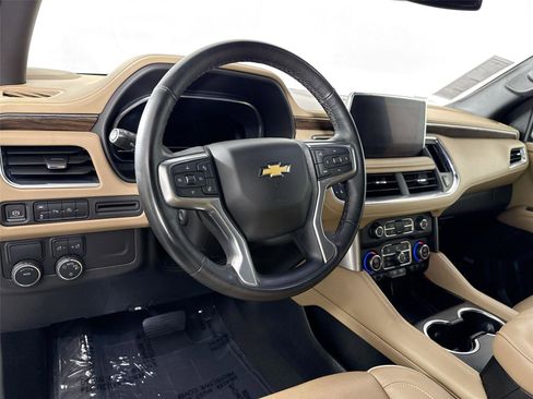Used 2024 Chevrolet Suburban Premier image 4