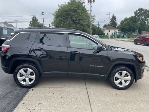 Used 2018 Jeep Compass Latitude w/ Cold Weather Group AWD/4WD image 3