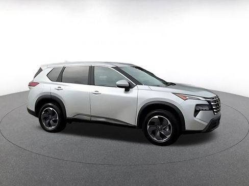 Used 2025 Nissan Rogue SV image 2