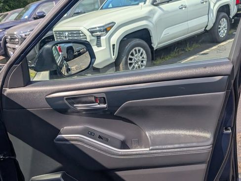 Used 2023 Toyota Highlander XLE FWD image 20