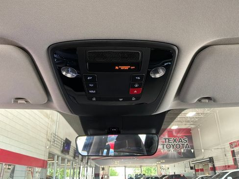 Used 2026 Kia Carnival FWD image 17
