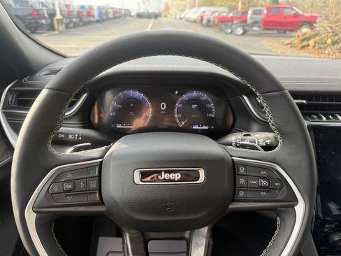 Used 2025 Jeep Grand Cherokee Limited image 20